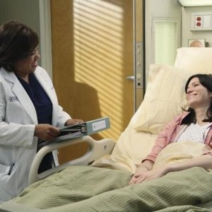 Grey's Anatomy: Chandra Wilson  con la guest star Mandy Moore nell'episodio Sanctuary