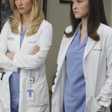 Grey's Anatomy: Chyler Leigh e Sarah Drew in una scena dell'episodio Sympathy for the Parents