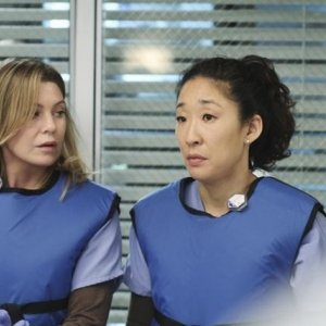 Grey's Anatomy: Ellen Pompeo e Sandra Oh nell'episodio How Insensitive
