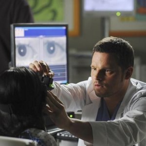 Grey's Anatomy: Justin Chambers e Demi Lovato, di spalle, nell'episodio Shiny Happy People