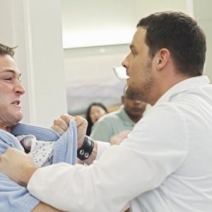 Grey's Anatomy: Justin Chambers e Jake McLaughlin in una scena dell'episodio Sympathy for the Parents