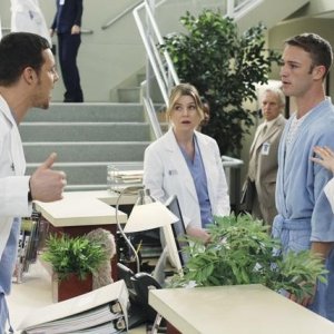 Grey's Anatomy: Justin Chambers, Jake McLaughlin ed Ellen Pompeo nell'episodio Sympathy for the Parents