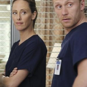 Grey's Anatomy: Kevin McKidd e Kim Raver nell'episodio Shiny Happy People
