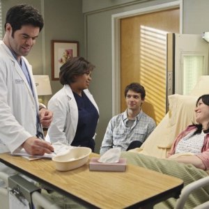 Grey's Anatomy: Robert Baker, Chandra Wilson  con la guest star Mandy Moore nell'episodio Sanctuary