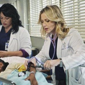 Grey's Anatomy: Sara Ramirez e Jessica Capshaw in una scena dell'episodio Sanctuary