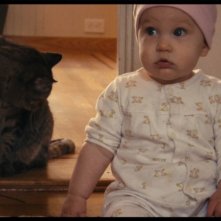 Hattie tra l'incredulità e il micio nel film Babies