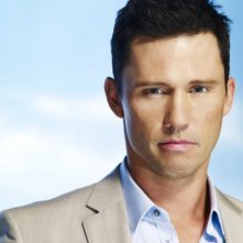 Jeffrey Donovan è Michael Westen in un'immagine promozionale della stagione 4 di Burn Notice