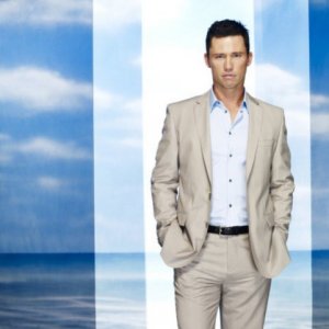 Jeffrey Donovan è Michael Westen in una foto promozionale della stagione 4 di Burn Notice