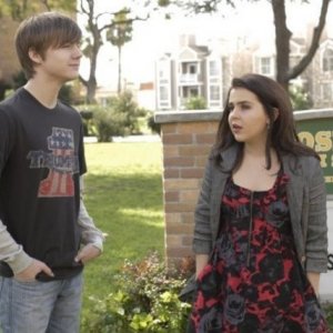 Mae Whitman e Miles Heizer nell'episodio The Big O di Parenthood