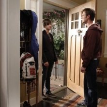 Parenthood: Miles Heizer e Peter Krause in una scena dell'episodio Perchance to Dream