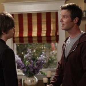 Parenthood: Miles Heizer e Peter Krause nell'episodio Perchance to Dream