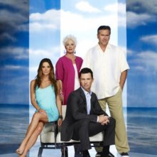 Sharon Gless, Jeffrey Donovan, Gabrielle Anwar e Bruce Campbell in una foto promozionale della stagione 4 di Burn Notice