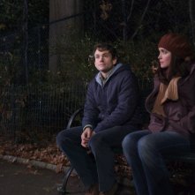 Un'immagine di Hugh Dancy e Rose Byrne dal film Adam