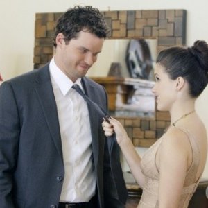 Brooke (Sophia Bush) afferra per la cravatta il suo uomo (Austin Nichols) nell'episodio Almost Everything I Wish I'd Said the Last Time I Saw You