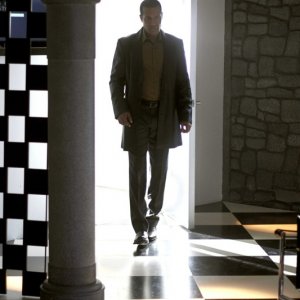 Phil Morris è John Jones in una scena dell'episodio Checkmate di Smallville