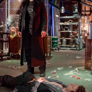 The Blur (Tom Welling) e Zod (Callum Blue) a terra in una scena dell'episodio Conspiracy di Smallville