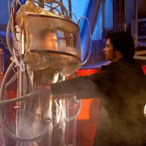 The Blur (Tom Welling) soccorre Lois (Erica Durance) in una scena dell'episodio Conspiracy di Smallville