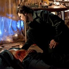 The Blur (Tom Welling) soccorre Zod (Callum Blue) in una scena dell'episodio Conspiracy di Smallville