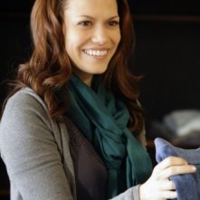 Un'immagine della sorridente Bethany Joy Galeotti tratta dall'episodio Almost Everything I Wish I'd Said the Last Time I Saw You