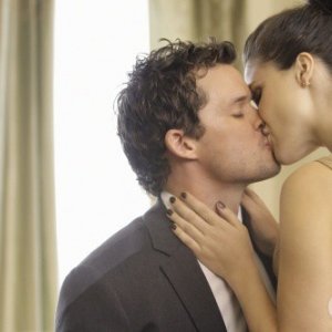 Un momento romantico tra Brooke (Sophia Bush) e Julian (Austin Nichols) in: Almost Everything I Wish I'd Said the Last Time I Saw You