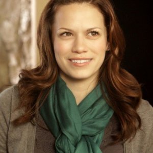 Un primo piano di Bethany Joy Galeotti nell'episodio Almost Everything I Wish I'd Said the Last Time I Saw You
