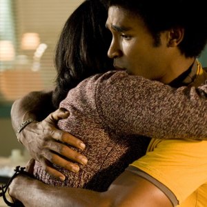 Angela (Stefanie Samuels) abbraccia Greer (Jamil Walker Smith) nell'episodio Lost di Stargate Universe