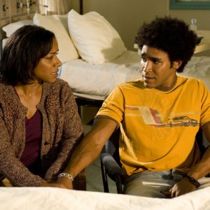 Angela (Stefanie Samuels) e Greer (Jamil Walker Smith) nell'episodio Lost di Stargate Universe