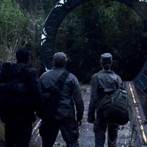 Brian J. Smith, David Blue ed Elyse Levesque davanti allo Stargate nell'episodio Lost di Stargate Universe