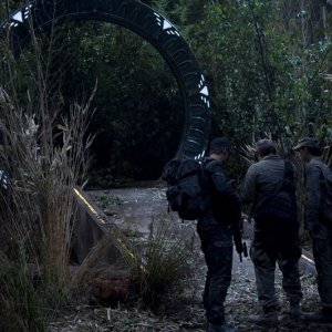 Brian J. Smith, David Blue ed Elyse Levesque in una scena dell'episodio Lost di Stargate Universe