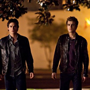 Damon (Ian Somerhalder) e Stefan Salvatore (Paul Wesley) nell'episodio Isobel di The Vampire Diaries