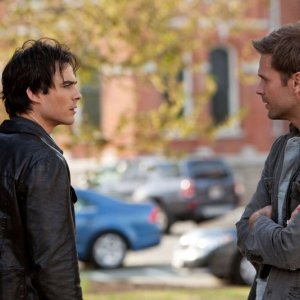 Damon (Ian Somerhalder) parla con Alaric (Matt Davis) nell'episodio Isobel di The Vampire Diaries