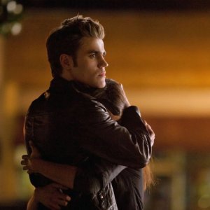 Elena (Nina Dobrev) tra le braccia del suo amato Stefan (Paul Wesley) in: Isobel di Vampire Diaries
