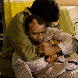 Greer (Jamil Walker Smith) abbraccia il padre (Sean Blakemore) malato nell'episodio Lost di Stargate Universe