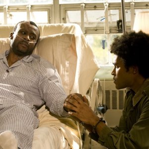Greer (Jamil Walker Smith) assiste il padre (Sean Blakemore) malato nell'episodio Lost di Stargate Universe