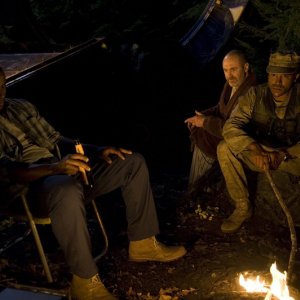Greer (Jamil Walker Smith) e Reginald (Sean Blakemore) sul pianeta desolato nell'episodio Lost di Stargate Universe