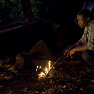 Greer (Jamil Walker Smith) in compagnia del padre Reginald (Sean Blakemore) nell'episodio Lost di Stargate Universe
