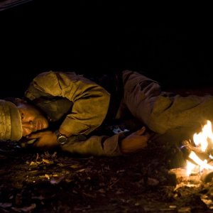 Greer (Jamil Walker Smith) solo, su un pianeta desolato nell'episodio Lost di Stargate Universe