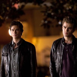 I fratelli Salvatore (Ian Somerhalder e Paul Wesley) nell'episodio Isobel di The Vampire Diaries
