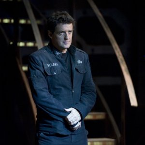 Il Comandante della Destiny (Justin Louis) nell'episodio Lost di Stargate Universe