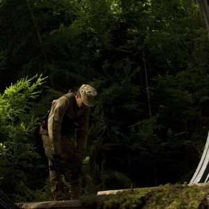 Il Sergente Greer (Jamil Walker Smith) davanti allo Stargate nell'episodio Lost di Stargate Universe