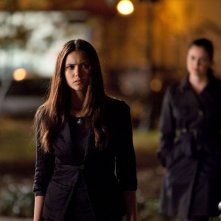Isobel (Mia Kirshner) alle spalle di Elena (Nina Dobrev) nell'episodio Isobel di Vampire Diaries