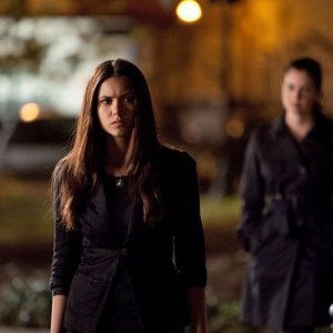 Isobel (Mia Kirshner) alle spalle di Elena (Nina Dobrev) nell'episodio Isobel di Vampire Diaries