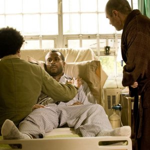 Jamil Walker Smith e Sean Blakemore in un flashback nell'episodio Lost di Stargate Universe