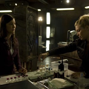 Jennifer Spence parla con Alaina Kalanj nell'episodio Lost di Stargate Universe