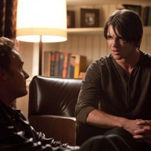 Jeremy (Steven R. McQueen) parla con zio Jonathan (David Anders) nell'episodio Isobel di The Vampire Diaries