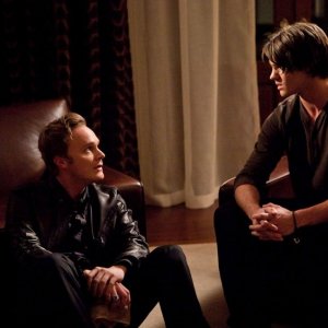 Jonathan (David Anders) e Jeremy (Steven R. McQueen) nell'episodio Isobel di The Vampire Diaries