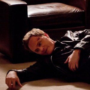 Jonathan Gilbert (David Anders) ferito in una scena dell'episodio Isobel di The Vampire Diaries