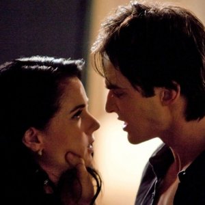 Mia Kirshner e Ian Somerhalder faccia a faccia in un momento dell'episodio Isobel di Vampire Diaries