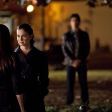 Nina Dobrev di fronte a Mia Kirshner in una sequenza dell'episodio Isobel di Vampire Diaries