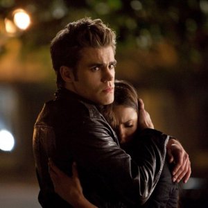Stefan (Paul Wesley) abbraccia la sua amata Elena (Nina Dobrev) nell'episodio Isobel di The Vampire Diaries